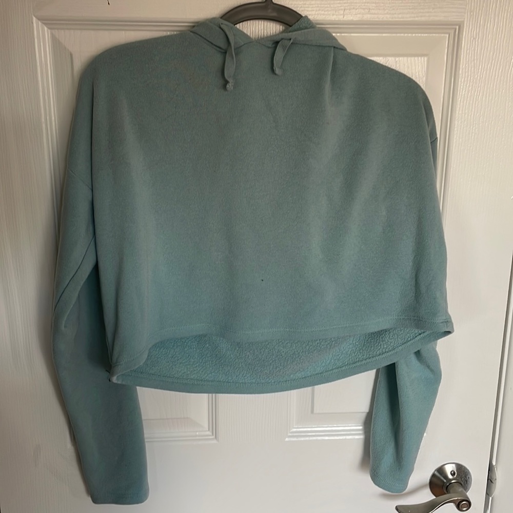 Cropped lightweight sweater.